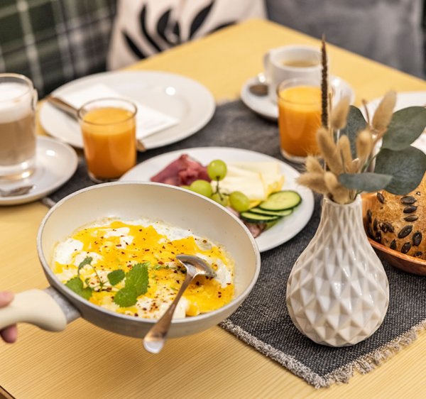 Gemütlicher Frühstücksraum im gegenüberliegenden Aparthotel Jägerheim