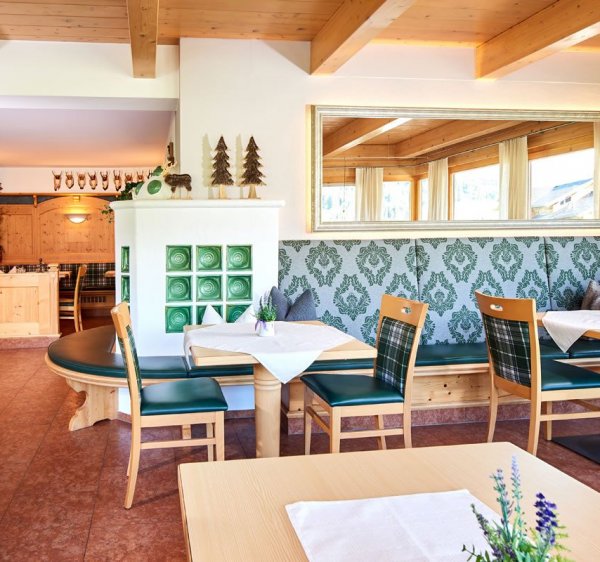 Gemütlicher Frühstücksraum im gegenüberliegenden Aparthotel Jägerheim